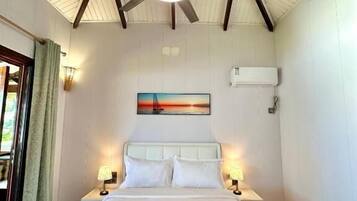 Chambre Double Confort, balcon, vue mer | Minibar, coffres-forts dans les chambres, ameublement personnalisé