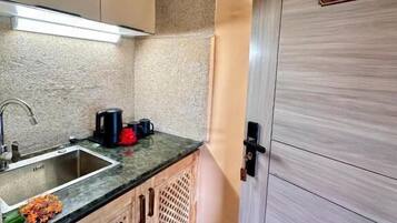 Camera familiare, vista giardino | Cucina privata | Mini-frigorifero, bollitore elettrico, carta assorbente