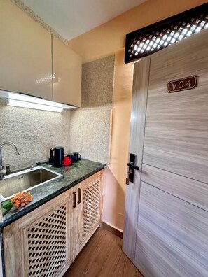 Habitació familiar, vistes al jardí | Cuina privada | Frigorífic petit, bullidora elèctrica i tovallons de paper