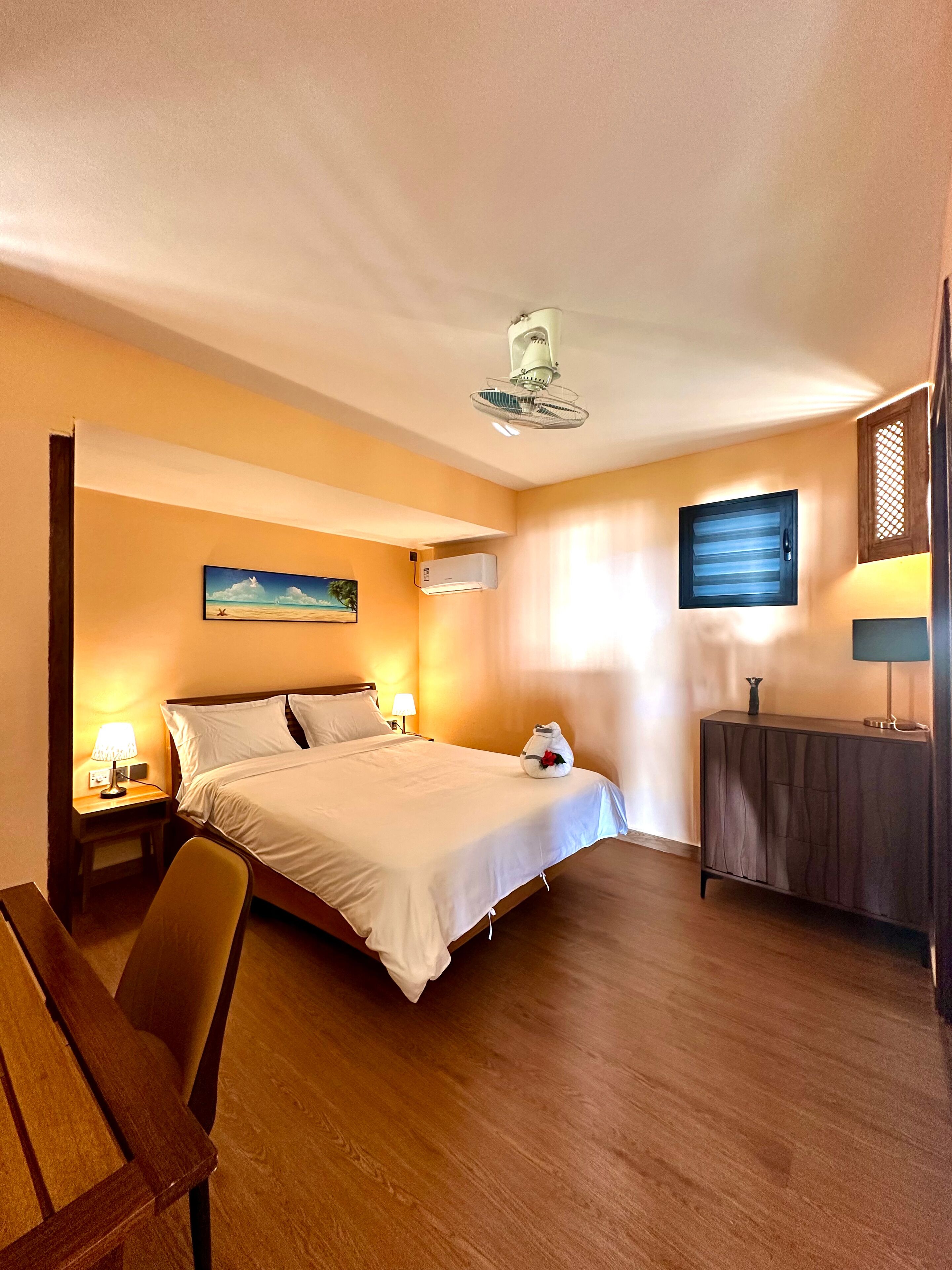 Habitación doble clásica, 1 cama Queen size, para no fumadores, aire acondicionado | Minibar, caja de seguridad en la habitación y muebles diferentes 