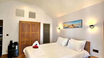 Deluxe Double Room, Partial Sea View | Minibar, in-room safe, individually furnished, desk