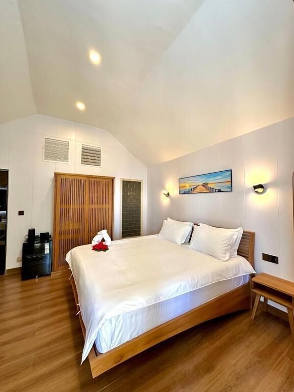 Habitació doble Deluxe, vistes parcials al mar | Minibar, caixa forta a l'habitació, mobiliari individual i escriptori