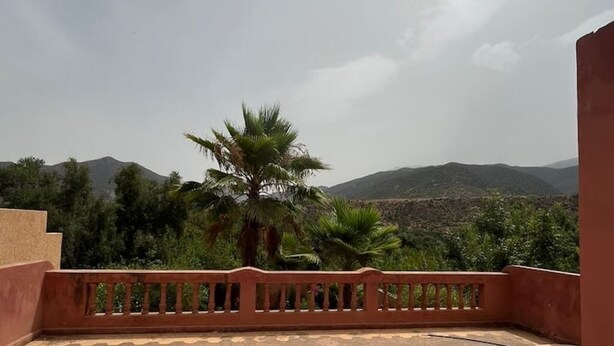 A balcony with a view of mountains and palm trees. - Relaxing getaway in Ourika - Small villa with garden (Marrakech)