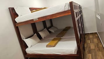 4 slaapkamers, een strijkplank/strijkijzer, gratis wifi, beddengoed