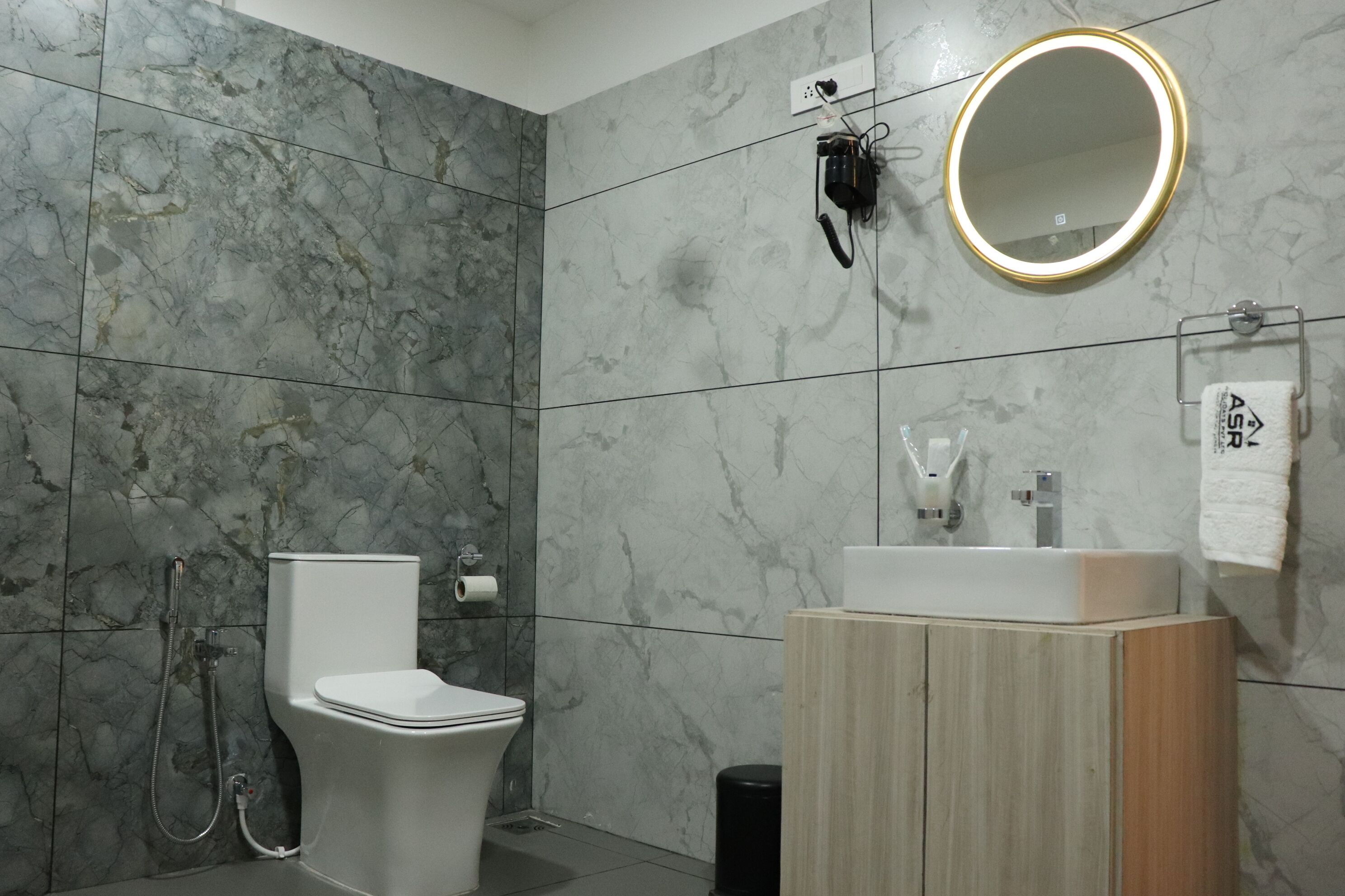 Bruser, boblebadekar, hårtørrer, bidet