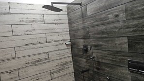 Shower, jetted bath, hair dryer, bidet - ASR Holidays, Your Cozy Haven in Valparai (Valparai)