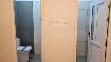 Een douche, een bubbelbad, een haardroger, een bidet