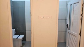 Douche, baignoire à jets, sèche-cheveux, bidet