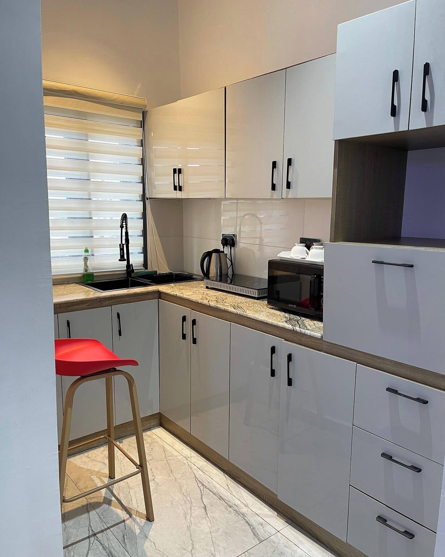 Economy kamer, balkon, uitzicht op stad | Privékeuken | Een koelkast, een magnetron, een oven, een kookplaat