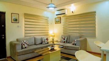 Economy-rum - balkong - utsikt mot staden | Vardagsrum