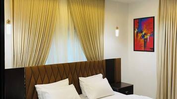 Economy-rum - balkong - utsikt mot staden | Värdeförvaringsskåp på rummet, skrivbord och arbetsyta för laptop