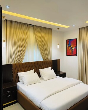 Economy-rum - balkong - utsikt mot staden | Värdeförvaringsskåp på rummet, skrivbord och arbetsyta för laptop