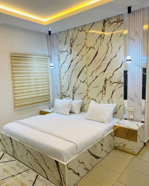 Chambre économique, balcon, vue sur la ville | Coffre-fort pour ordinateur portable, bureau