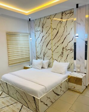 Economy Room, Balcony, City View | Peti besi dalam bilik, meja, ruang kerja komputer riba