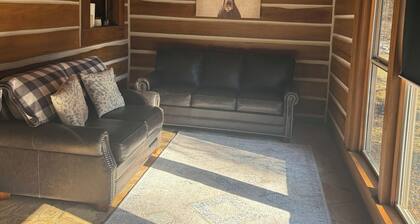 The Last Bend Lodge, cozy and private home on the Coosa River!