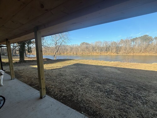 The Last Bend Lodge, cozy and private home on the Coosa River!