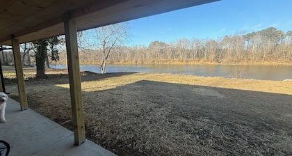 The Last Bend Lodge, cozy and private home on the Coosa River!