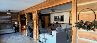 The Last Bend Lodge, cozy and private home on the Coosa River!