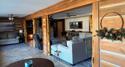 The Last Bend Lodge, cozy and private home on the Coosa River!