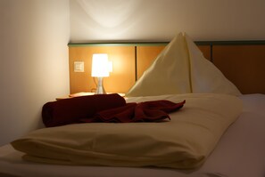 WiFi, bed sheets - Single Room at Gästehaus Elisabeth with Mountain View, Shared Pool and Wi-Fi (Löbenau)