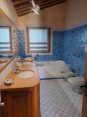 Kahden hengen deluxe-huone, näköala viinitilalle | Kylpyhuone | Pyyhkeet, vessapaperi