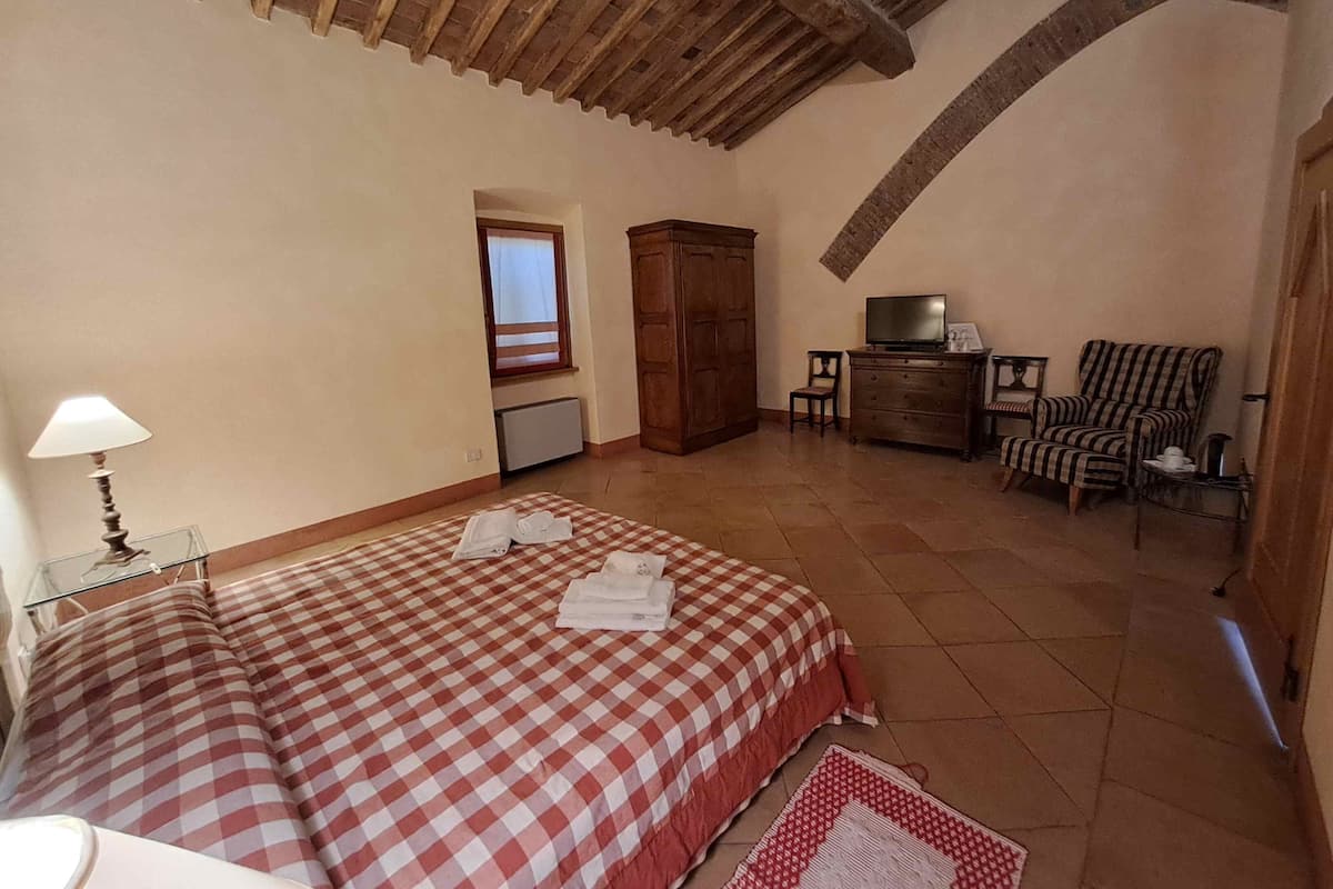 Rom – superior, hageutsikt | Skrivebord og wi-fi (inkludert)