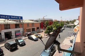 A street view with a building labeled "VEAU TAPIS" and a satellite dish on a balcony. - 3 rooms in the heart of Marrakech / 15 min from downtown (Marrakech)