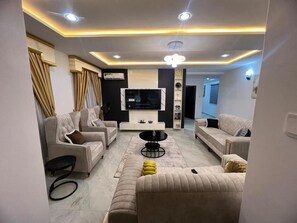 Familienzimmer, Balkon, Stadtblick | Wohnbereich