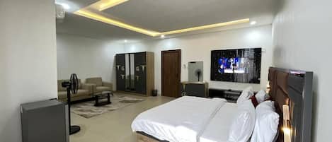 Chambre familiale, balcon, vue sur la ville | Bureau, espace de travail pour ordinateurs portables