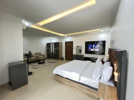 Family Room, Balcony, City View. Nugget Continental Hotel