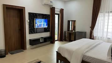 Habitación familiar, balcón, vista a la ciudad | Escritorio, espacio para trabajar con laptop y cortinas blackout