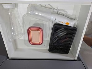 Dusj, hårføner, håndklær og såpe