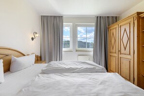 Tabla de planchar con plancha, wifi y ropa de cama 