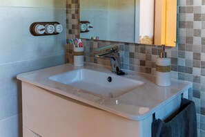 Chalet, Balkon, Bergblick | Badezimmer | Dusche, Haartrockner, Handtücher, Seife