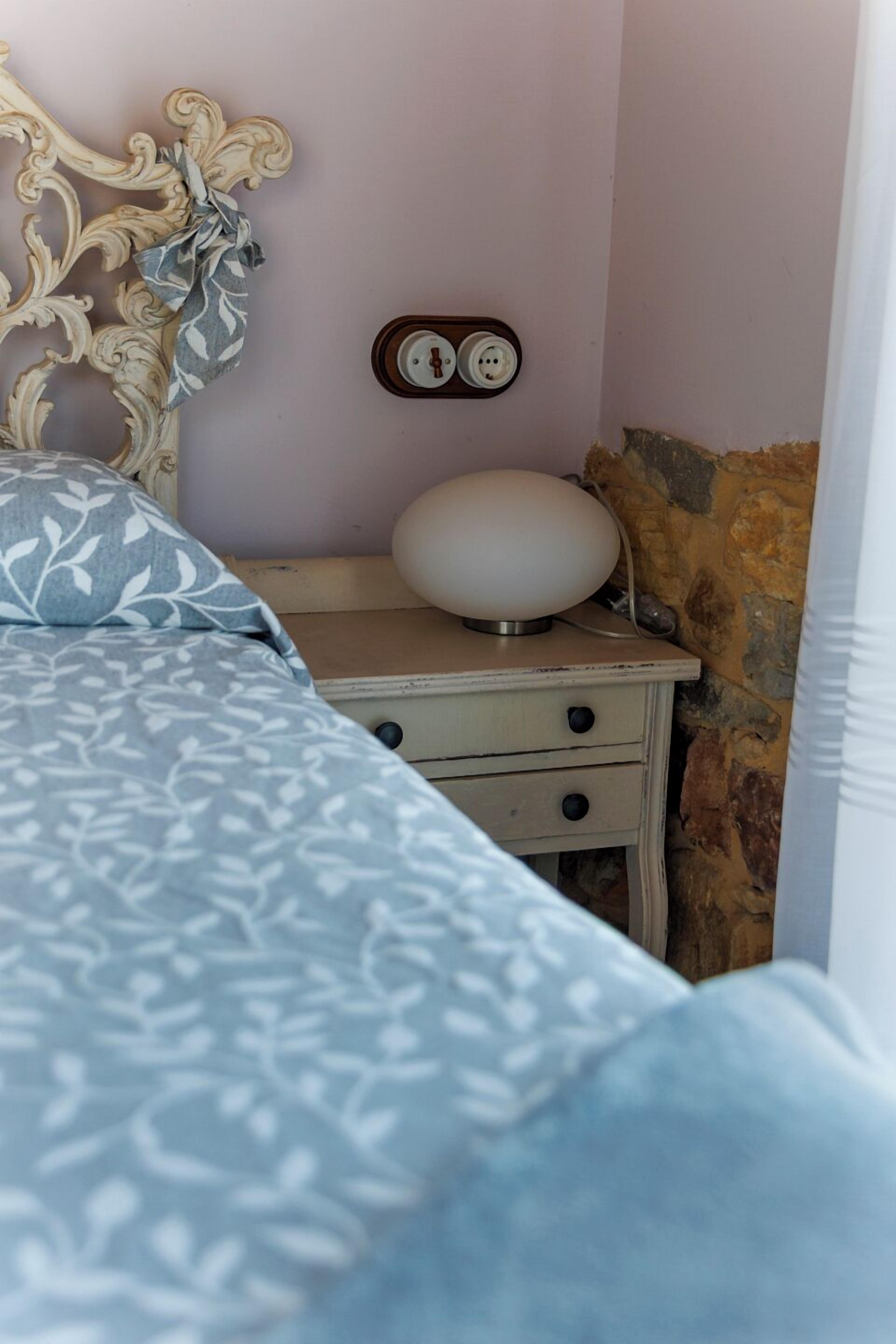 Bộ đồ giường cao cấp, chăn bông, khu vực làm việc phù hợp cho laptop 