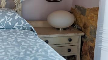 Bộ đồ giường cao cấp, chăn bông, khu vực làm việc phù hợp cho laptop