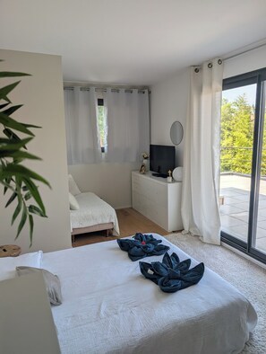 4 camere, una scrivania, ferro/asse da stiro, Wi-Fi gratuito