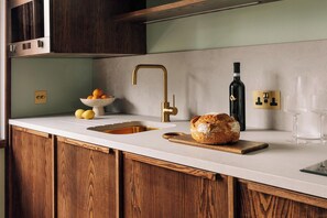 Estúdio, vista para o rio | Cozinha privada | Geladeira, micro-ondas, cooktop, lava-louças