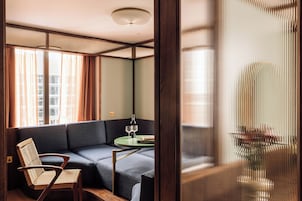 Laptop workspace, blackout drapes, iron/ironing board, free WiFi