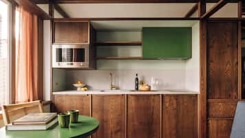 Fridge, microwave, stovetop, dishwasher