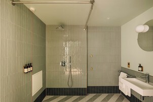 Junior Suite Accessible | Bathroom | Free toiletries, soap, shampoo, toilet paper