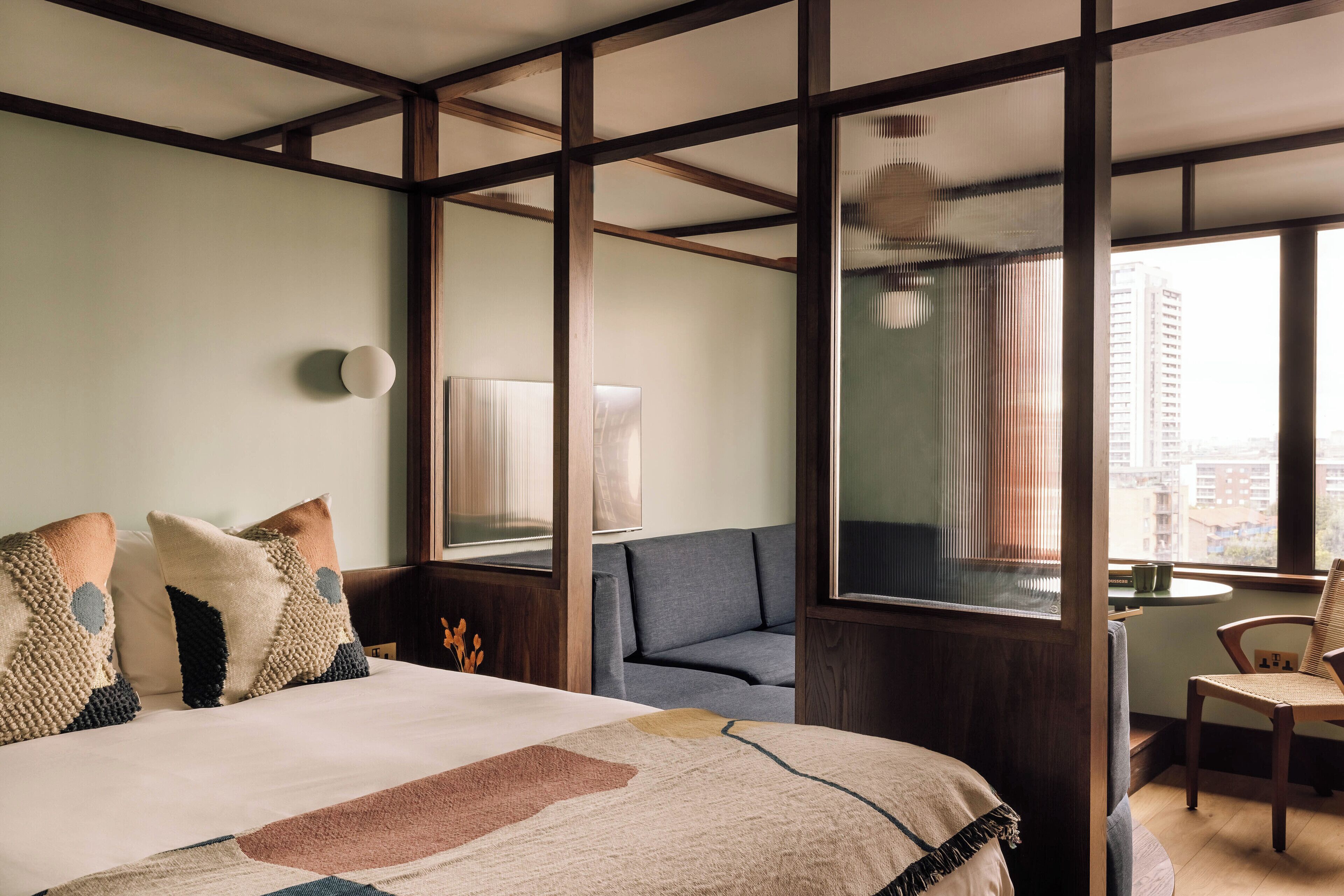 Estúdio, vista para o rio | Espaço de trabalho para notebook, cortinas blackout