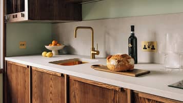 Fridge, microwave, stovetop, dishwasher
