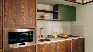 One Bedroom Suite | Espace de travail pour ordinateur portable, rideaux occultants