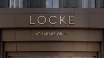 Un edificio con el letrero 'LOKE AT CANARY WHARF', que indica un hotel.