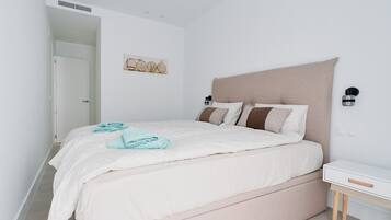 Tabla de planchar con plancha, wifi, ropa de cama