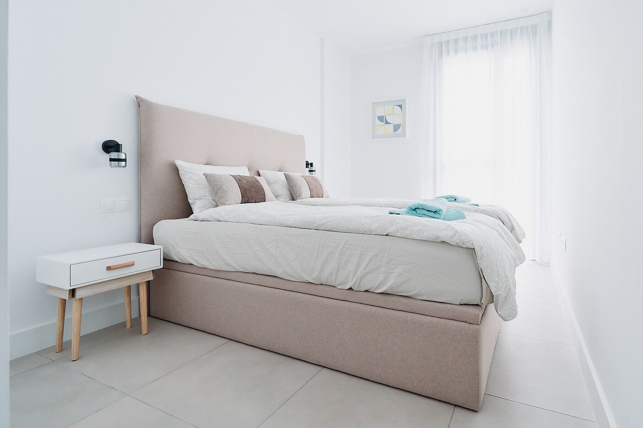 Tabla de planchar con plancha, wifi y ropa de cama 