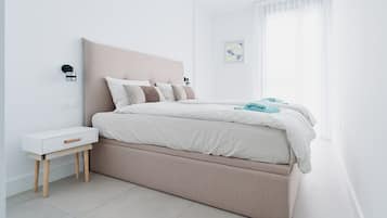 Tabla de planchar con plancha, wifi y ropa de cama