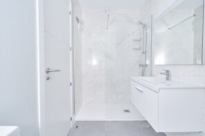 シャワー、ヘアドライヤー、タオル