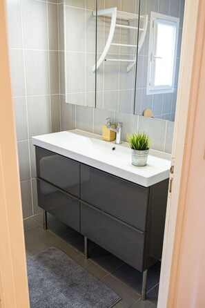 Family Room, Private Bathroom, Pool View | Bathroom | Towels, toilet paper - SURFinn Vieux Boucau (Vieux-Boucau-les-Bains)